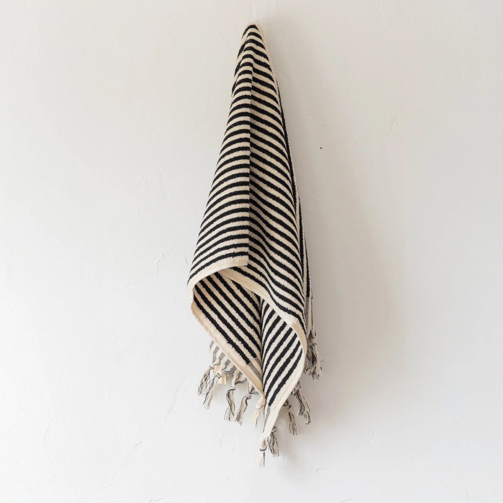 Over-the-top plushness, absorbency, and 820 GSM give your daily routines a splash of luxury. Our best-selling Super-Plush Towels use the finest quality 100% long-staple Turkish Cotton for lasting durability and incredible softness #color_black